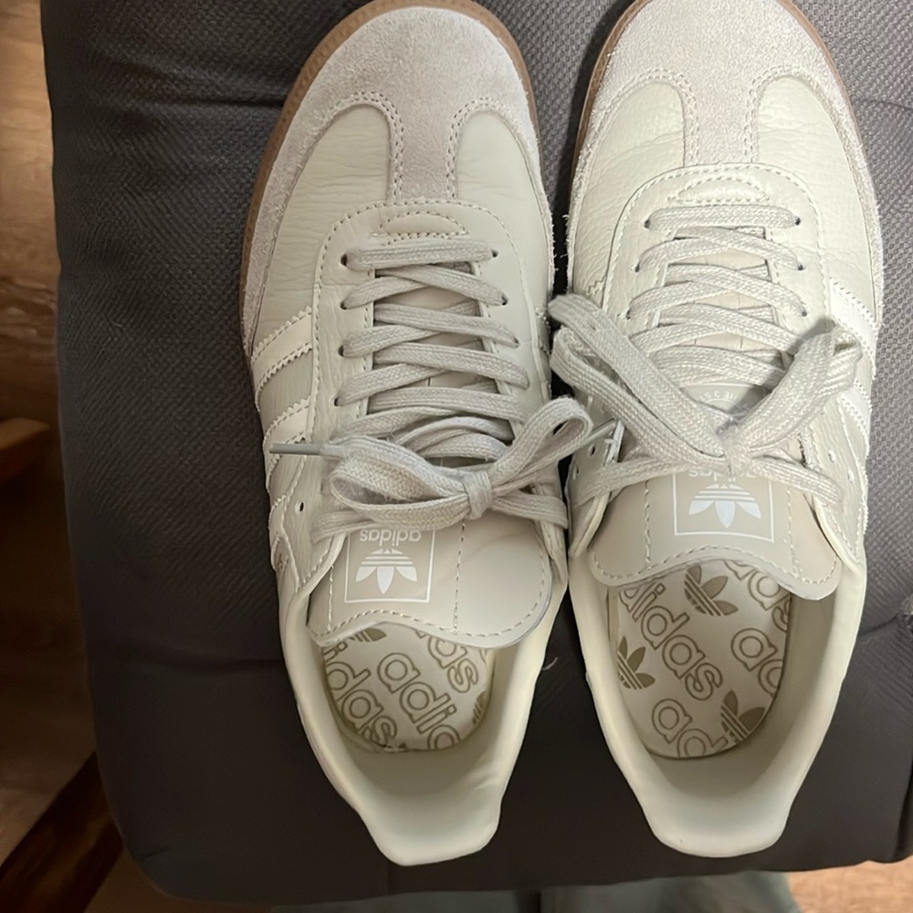 Tan sambas. Lots of life. Pictures are accurate.